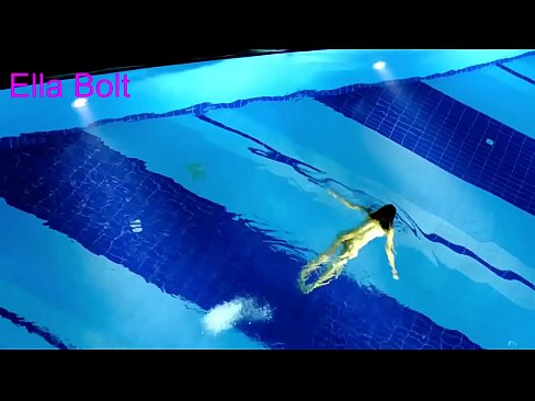 ❤️ Non podo deixar de mirar, unha moza loira que é sorprendida nadando espida na piscina do resort ELLA BOLT ❌ Vídeo de sexo a nós gl.vegasservice.ru ❌️❤